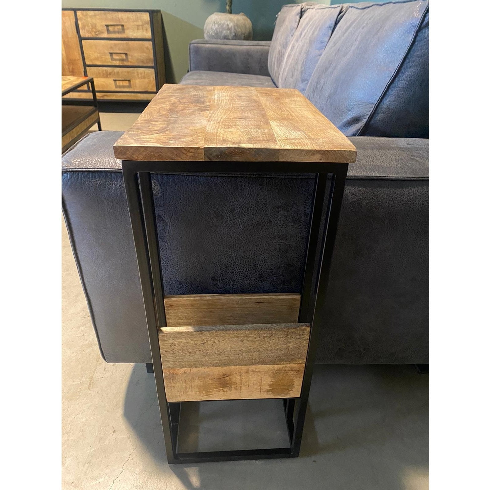 Bijzettafel Britt voor over de bank | Mangohout en Staal | 45x29x69cm