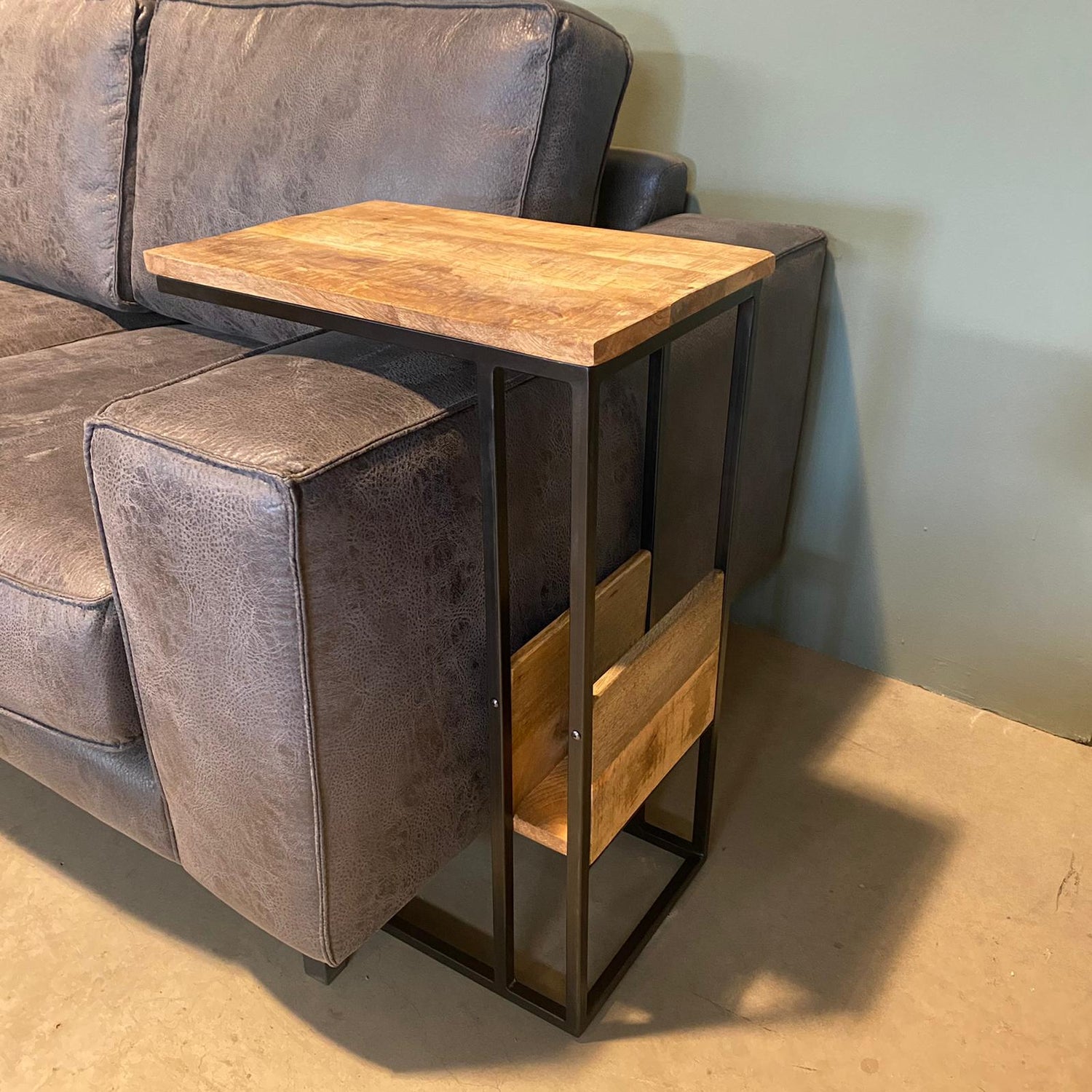 Bijzettafel Britt voor over de bank | Mangohout en Staal | 45x29x69cm