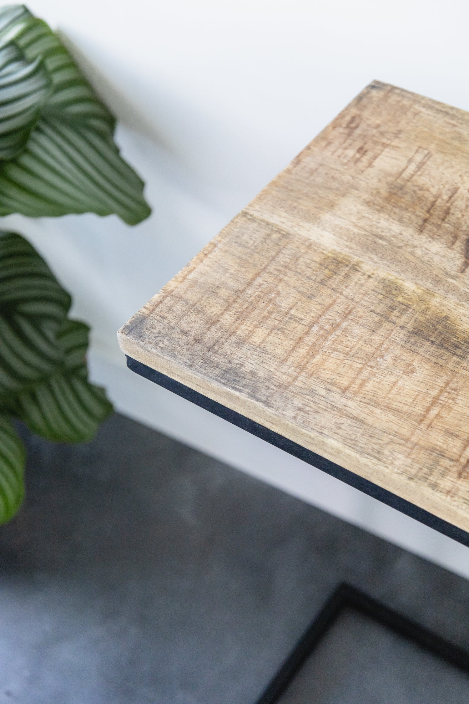 Bijzettafel Britt voor over de bank | Mangohout en Staal | 45x29x69cm