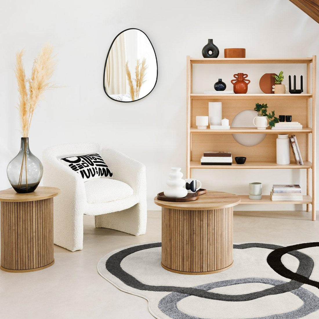 Bijzettafel van hout met een ronde vorm