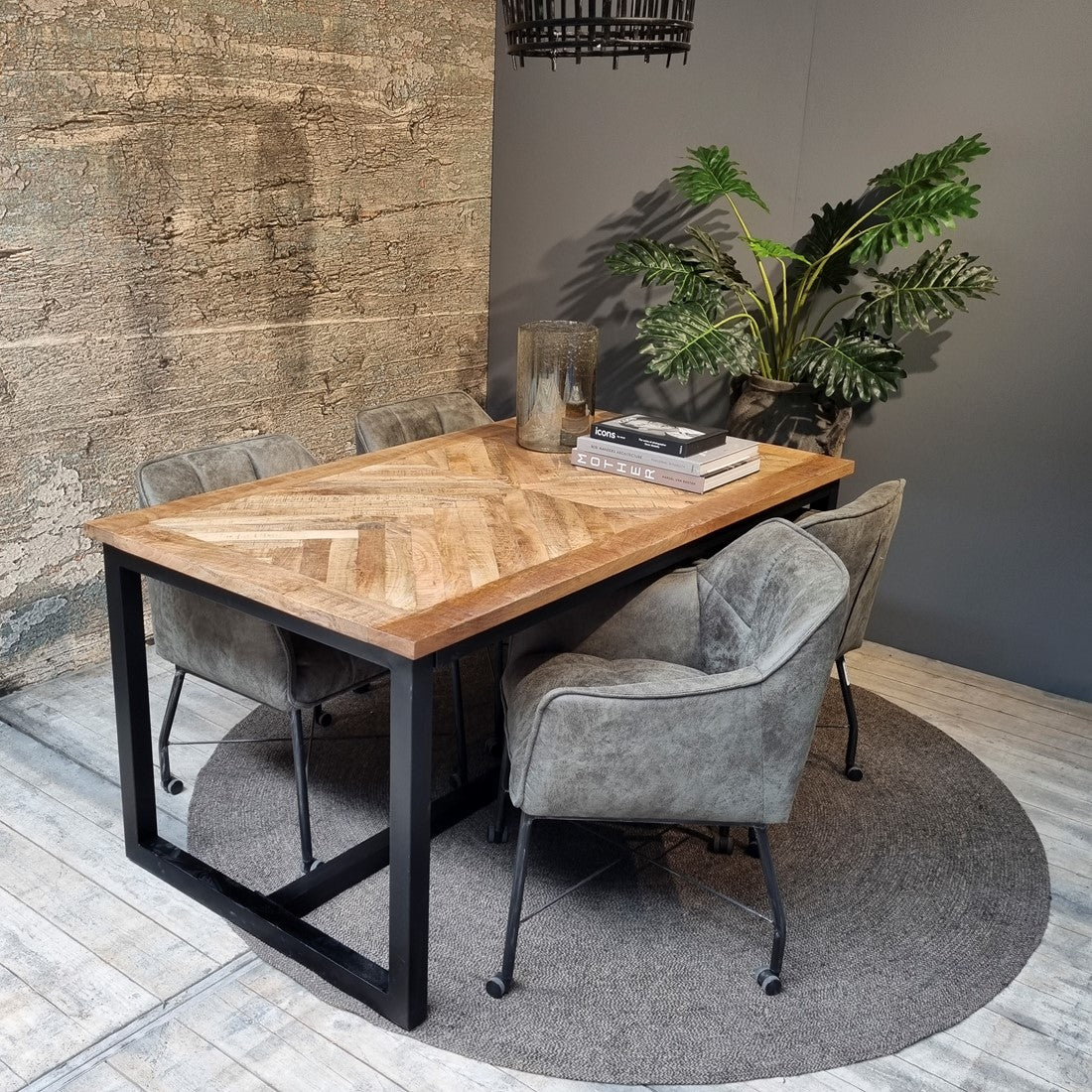 Eettafel Jax Visgraat industrieel | Mangohout en Staal | 200x90x76cm