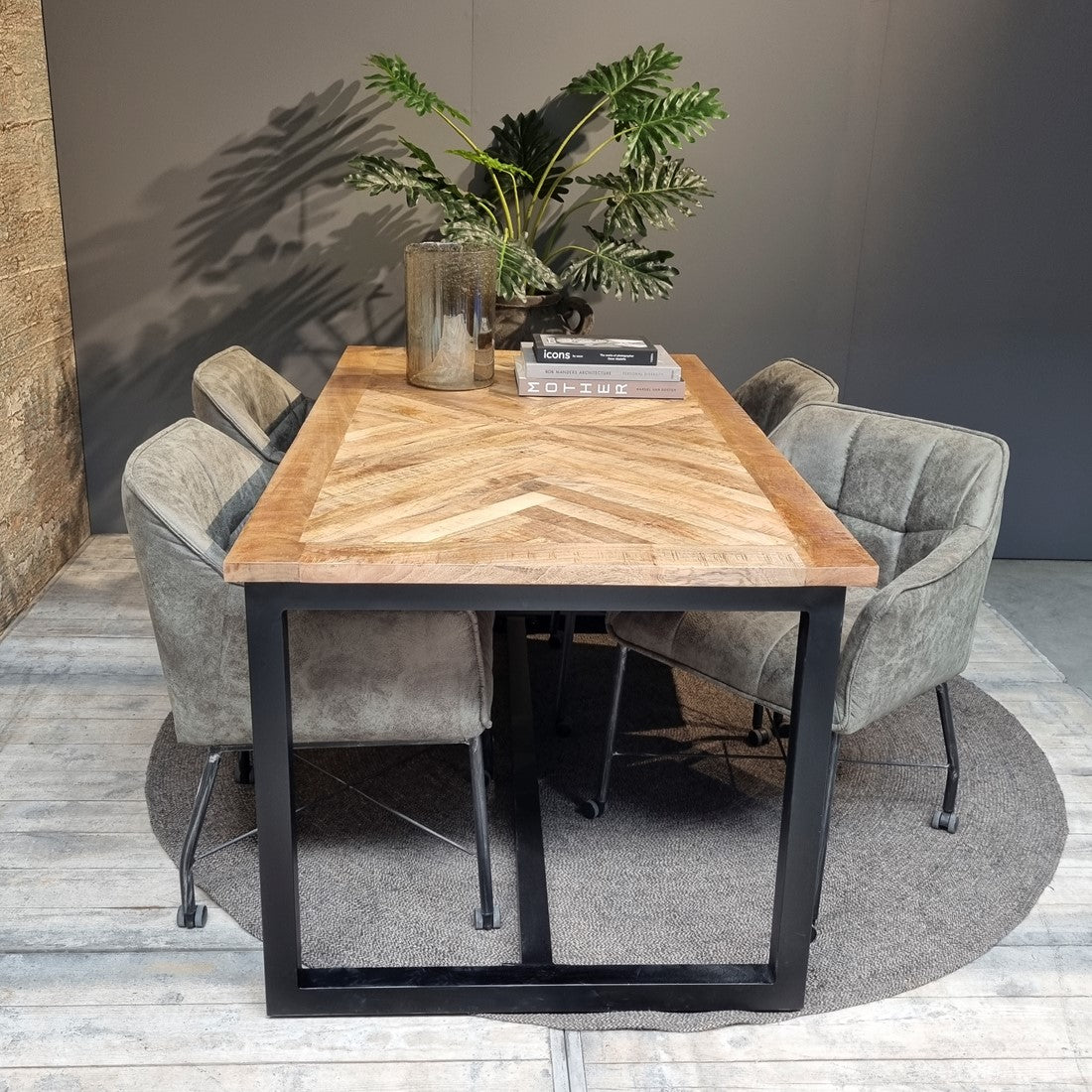 Eettafel Jax Visgraat industrieel | Mangohout en Staal | 200x90x76cm