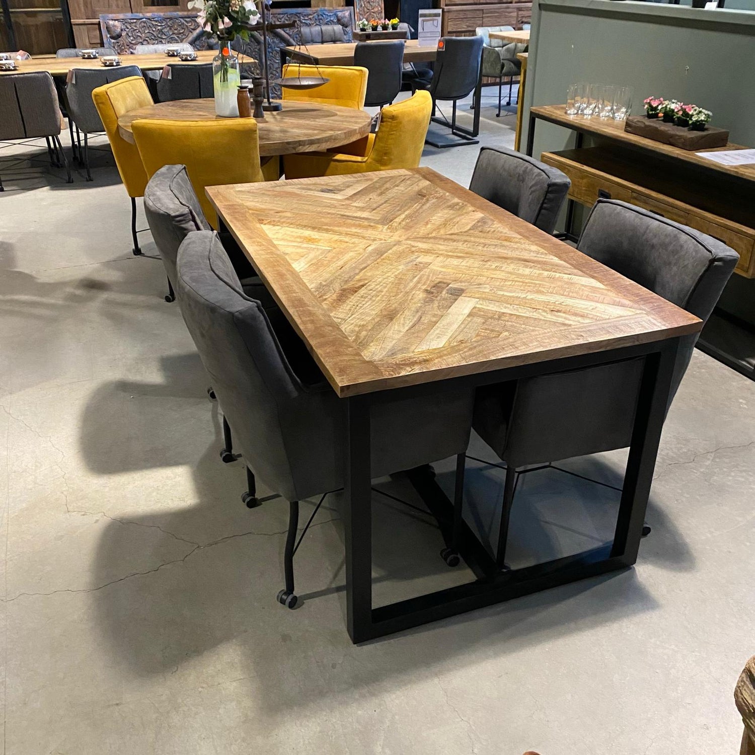 Eettafel Jax Visgraat industrieel | Mangohout en Staal | 200x90x76cm