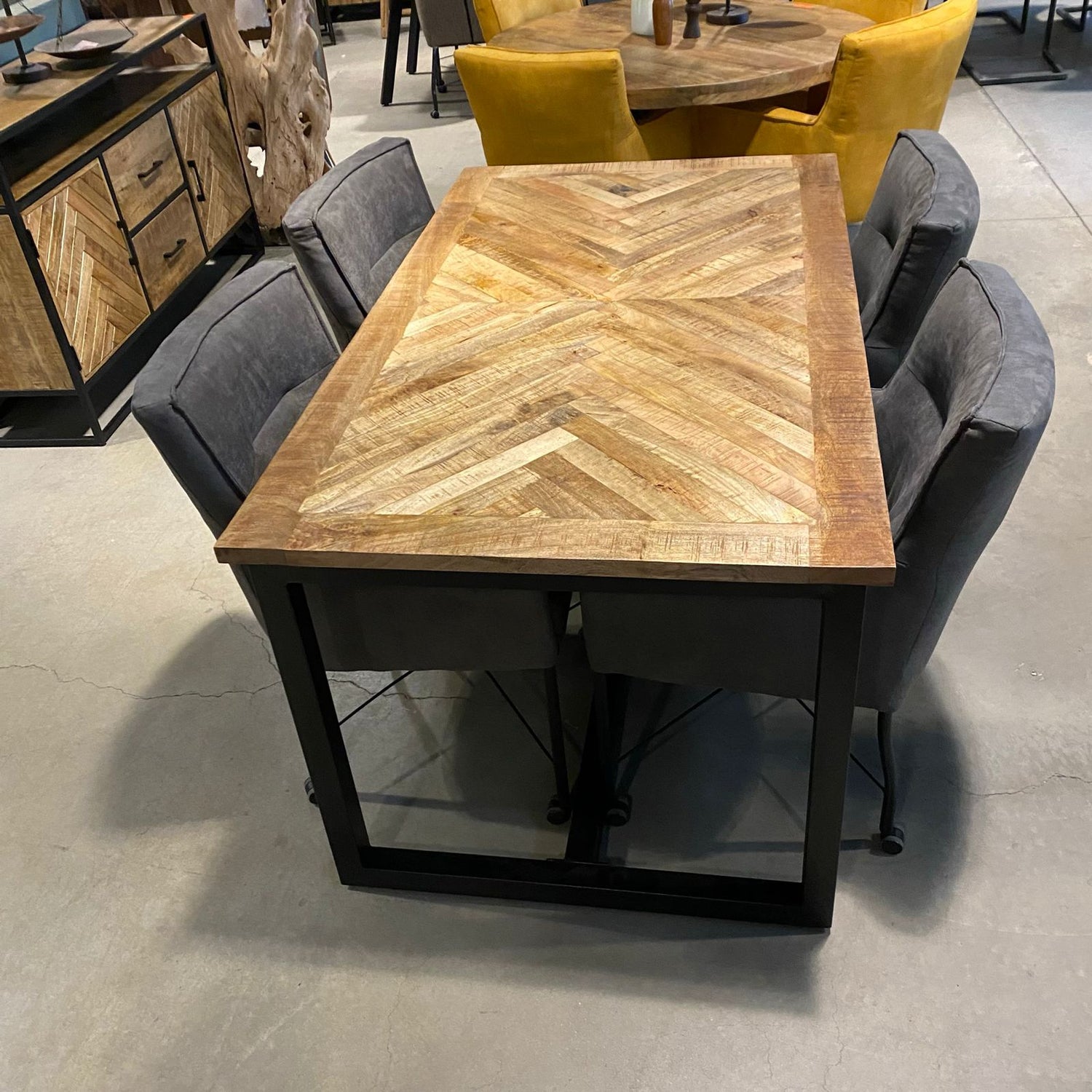 Eettafel Jax Visgraat industrieel | Mangohout en Staal | 200x90x76cm