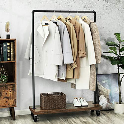 kleding rek zwart met kleding eraan
