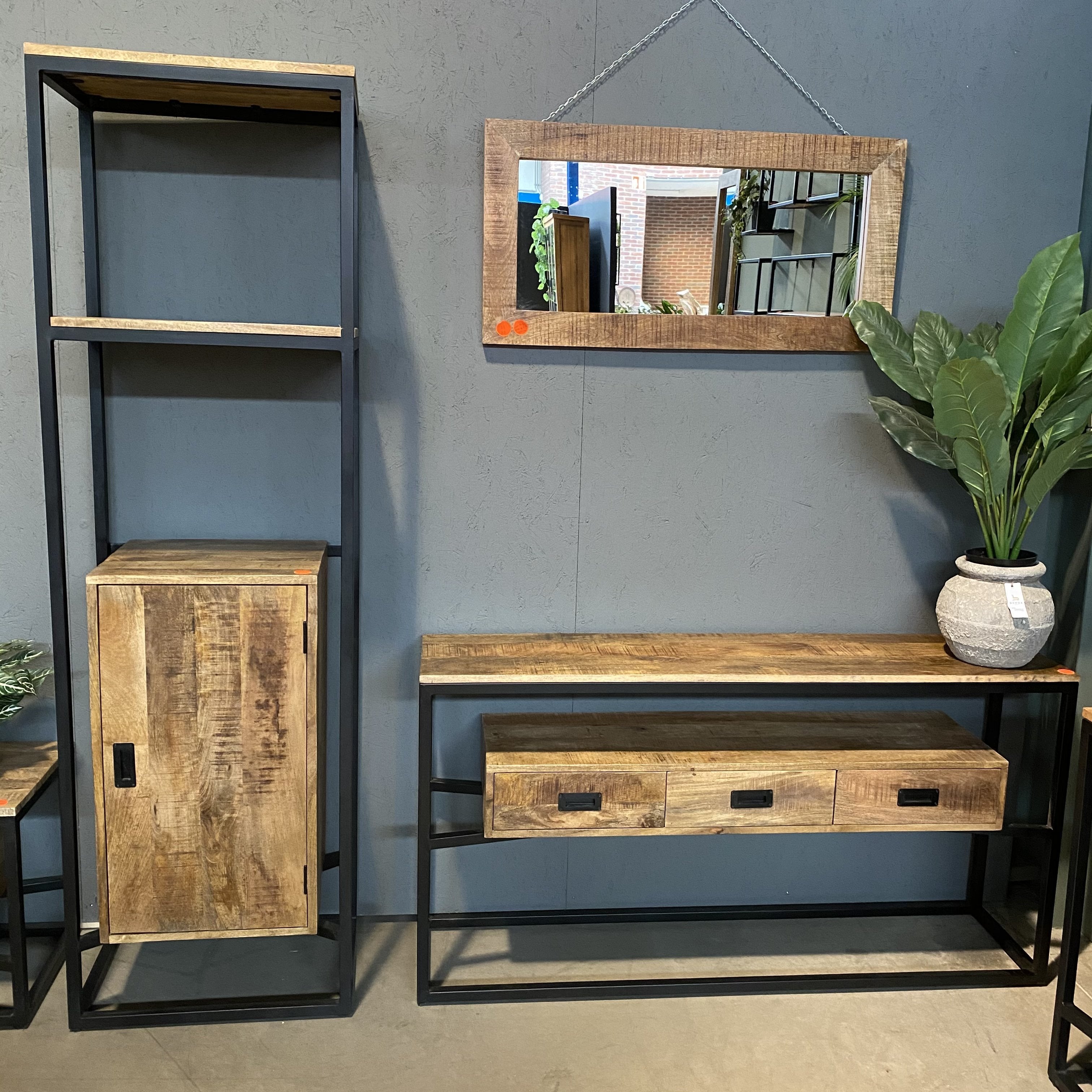 Sidetable mangohout met drie lades | Mangohout en Staal | 150x35x77