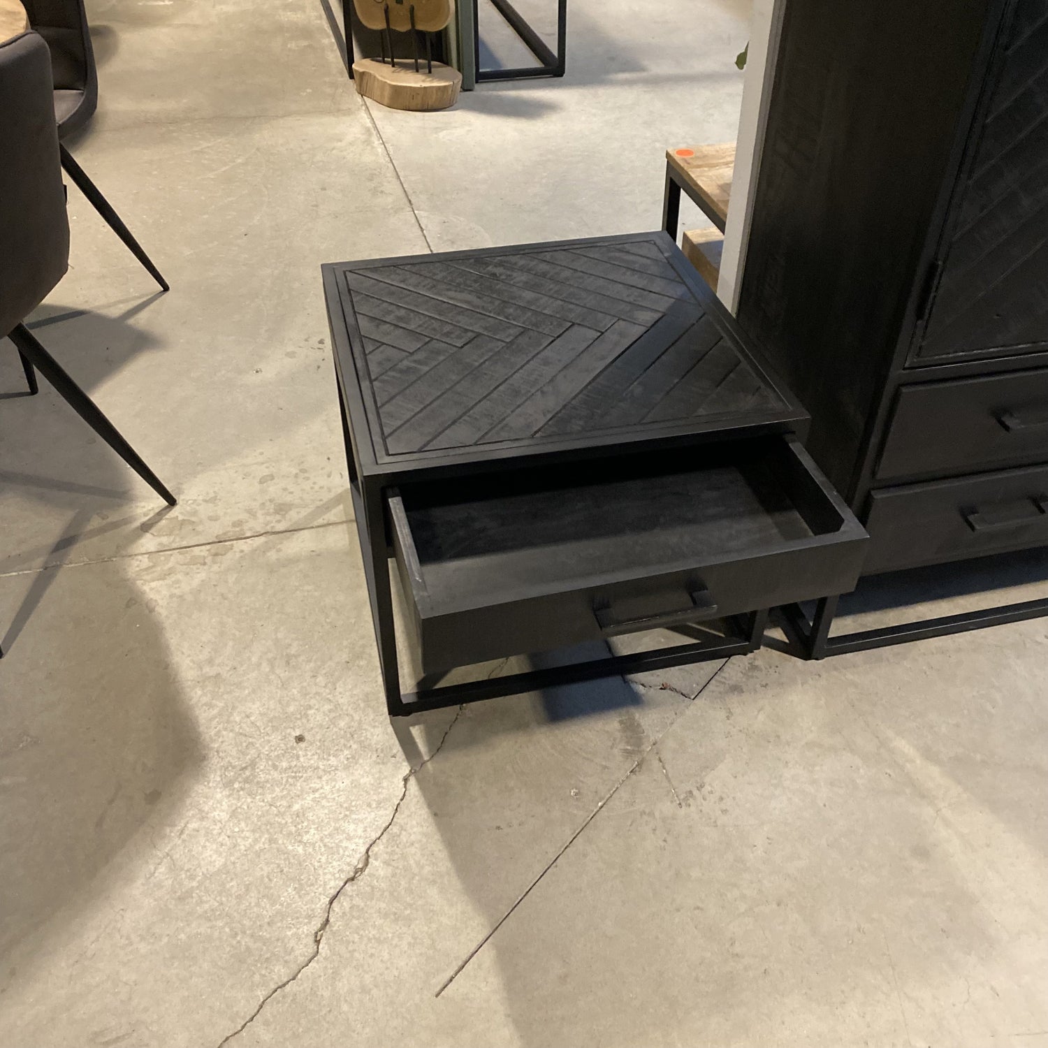 Salontafel Jax Visgraat Industrieel Design | Zwart Mangohout en Staal | 60x60x45cm