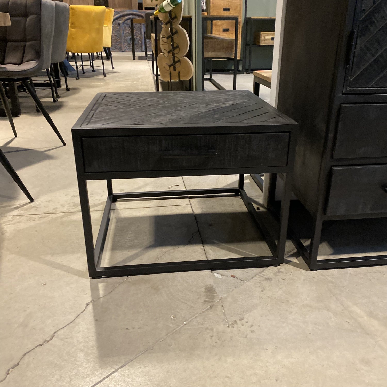 Salontafel Jax Visgraat Industrieel Design | Zwart Mangohout en Staal | 60x60x45cm